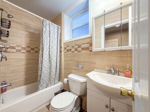 A bathroom with a bathtub, toilet, and sink. - Private Studio Near Upenn & Drexel (Philadelphia)
