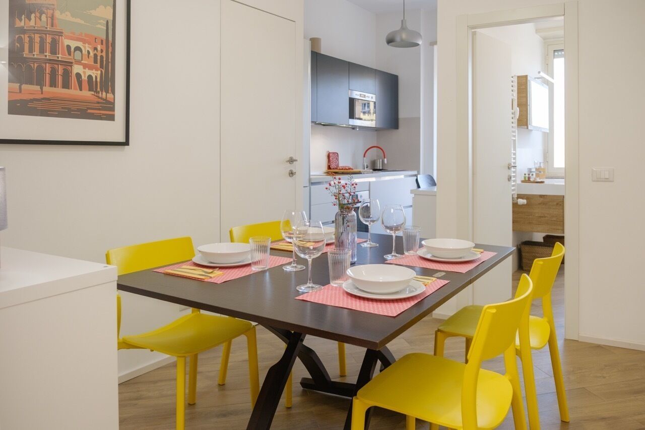 Leilighet, balkong, byutsikt | Oppholdsområde | En 42-tommers Flatskjerm-TV med Parabol-TV samt strømmetjenester