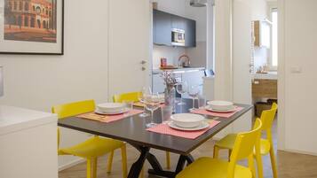 Leilighet, balkong, byutsikt | Oppholdsområde | En 42-tommers Flatskjerm-TV med Parabol-TV samt strømmetjenester