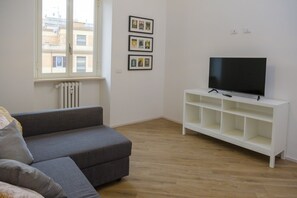 Apartment, Balcony, City View | Living area | 42-inch flat-screen TV with satellite channels, streaming services - Rome Urban Retreat - ChiacchioProperty (Roma)