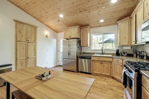Fridge, microwave, oven, stovetop - Walk to Downtown | AC Cabin | 2 Kings | Deck (Twain Harte)