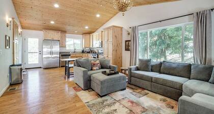 Walk to Downtown, 2 King Beds, Dog-Friendly