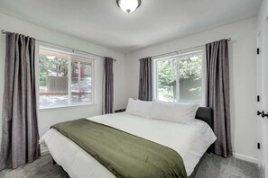 3 bedrooms, iron/ironing board, travel crib, free WiFi
