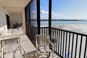 Terrace/patio - Luxury Fort Myers Beach Penthouse - Stunning Beachfront View & Pool (Fort Myers Beach)