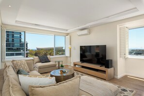 TV - Vibrant Green Point Stay | Bright, Modern and Scenic (Cape Town)