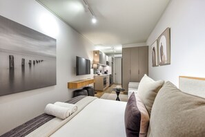 In-room safe, iron/ironing board, Internet, bed sheets - Luxe City Vibes in Rosebank (Johannesburg)
