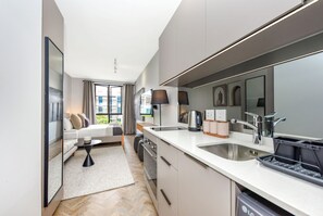 Fridge, microwave, oven, stovetop - Luxe City Vibes in Rosebank (Johannesburg)