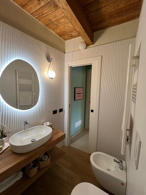 Doccia, asciugacapelli, bidet, asciugamani