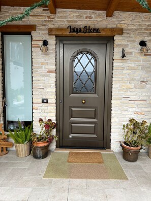 Exterior detail - Cozy and intimate retreat to relax and indulge in quality time. (Lanzara)