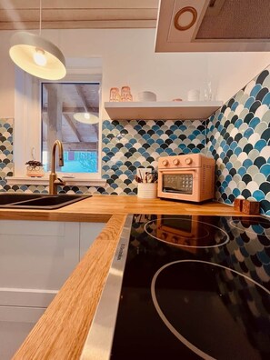 Kühlschrank, Mikrowelle, Ofen, Herdplatte