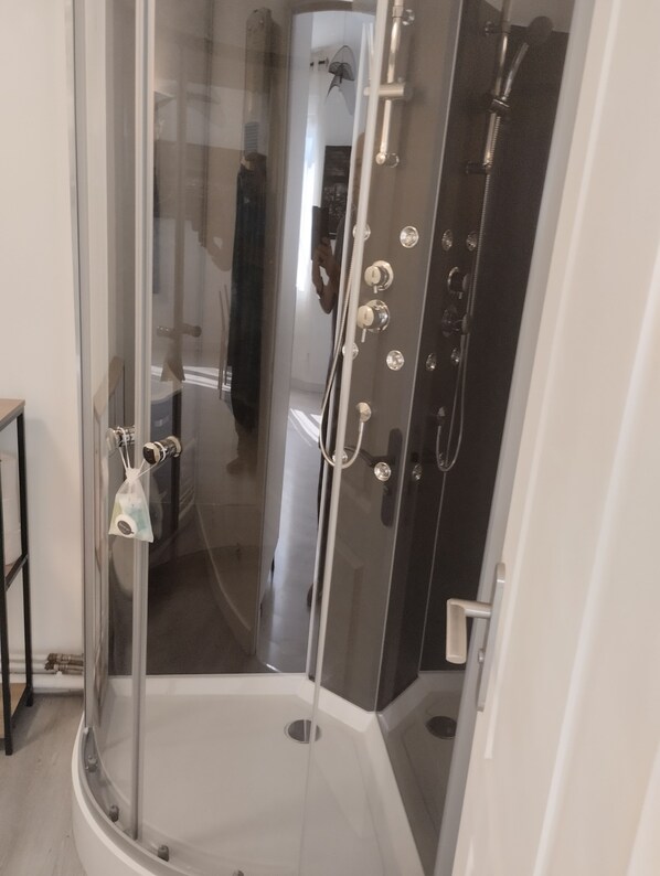 Dusche, Handtücher, Seife, Toilettenpapier