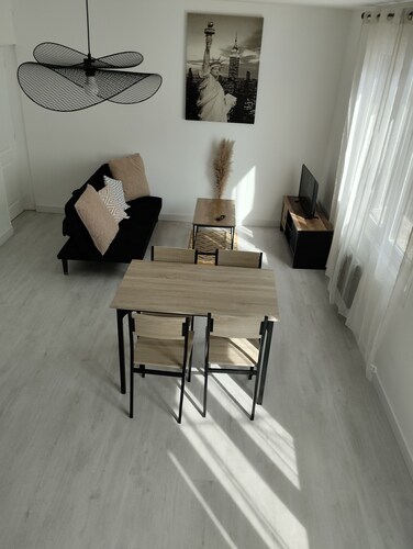 Apartment close to town center, restaurants and shops, free parking