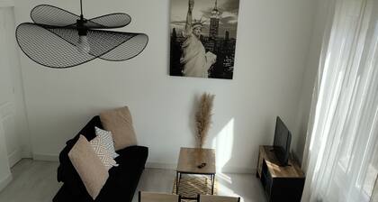 Apartment close to town center, restaurants and shops, free parking