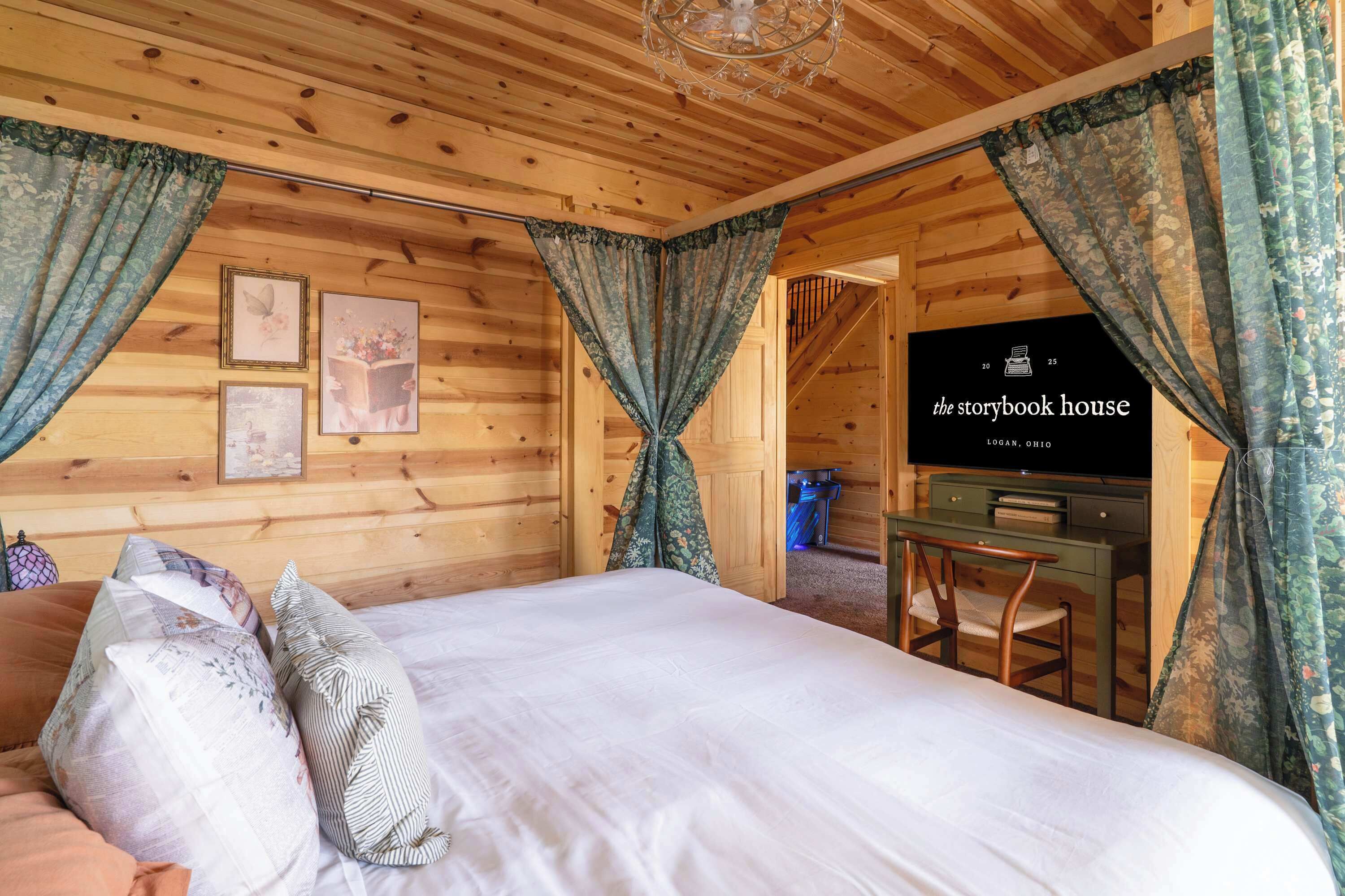 Skrivebord, strygejern/strygebræt, weekendseng, sengetøj