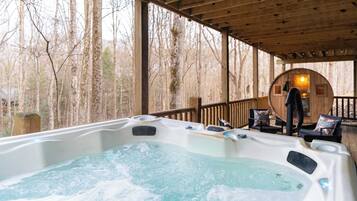 Outdoor spa tub