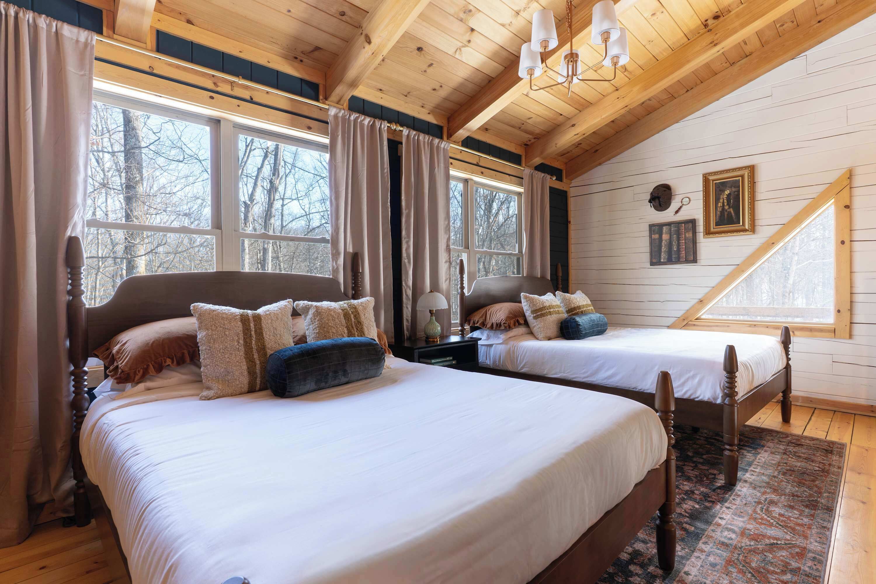 Escritorio, tabla de planchar con plancha, cuna de viaje y ropa de cama 