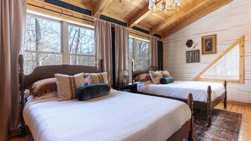 Escritorio, tabla de planchar con plancha, cuna de viaje y ropa de cama