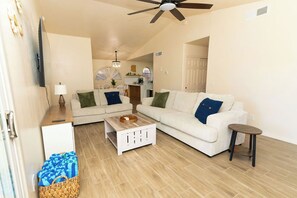 TV - Prickly Pear Place: 3-bedroom house in peaceful Glendale (Glendale)