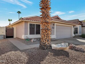 Property grounds - Prickly Pear Place: 3-bedroom house in peaceful Glendale (Glendale)