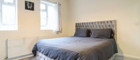 2 室のベッドルーム、客室ごとに異なる装飾、客室ごとに異なるインテリア、WiFi (無料)