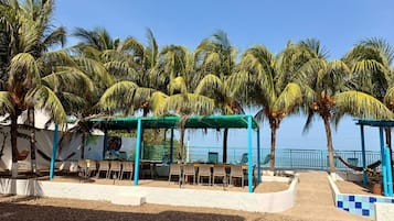 Habitación doble estándar, vista a la alberca | Terraza o patio