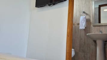 Shower, handuk, sabun, dan sampo