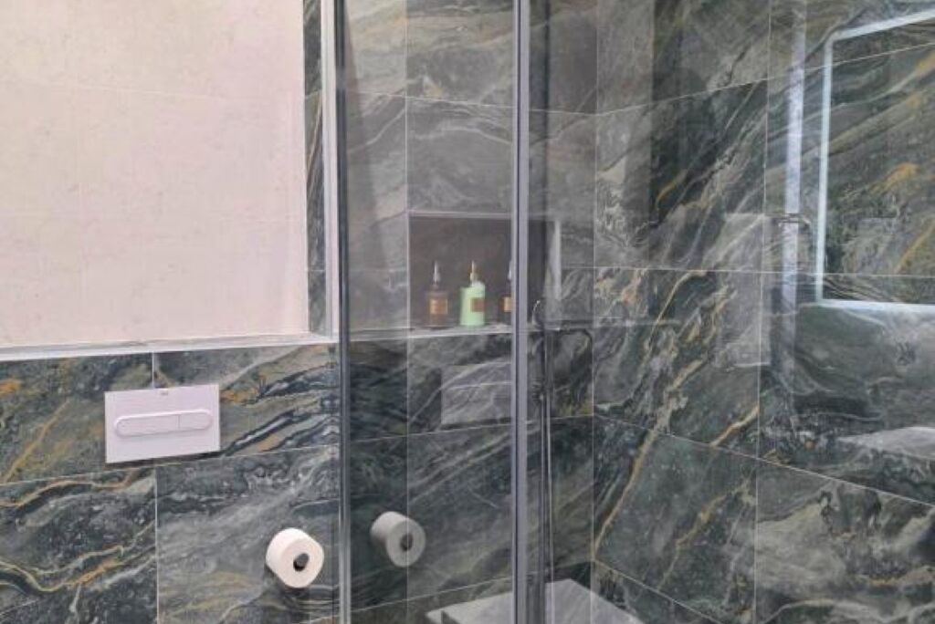 Ducha, secador de pelo, toallas y jabón