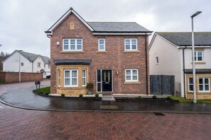 Exterior - Spacious Family Home with Garden | Free Parking - Pass the Keys (Edinburgh)