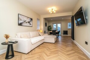Smart TV - Spacious Family Home with Garden | Free Parking - Pass the Keys (Edinburgh)