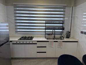 Private kitchen - Modern 1-bedroom apartment with AC in lively Nairobi (Nairobi)