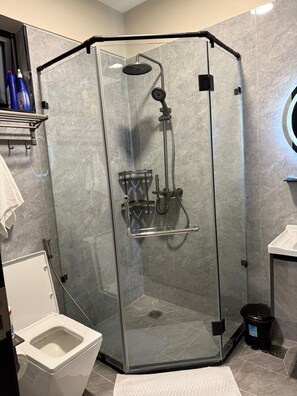 Bidet, towels, soap, toilet paper - Modern 1-bedroom apartment with AC in lively Nairobi (Nairobi)