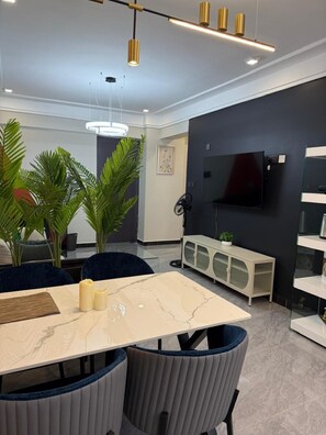 Dining - Modern 1-bedroom apartment with AC in lively Nairobi (Nairobi)