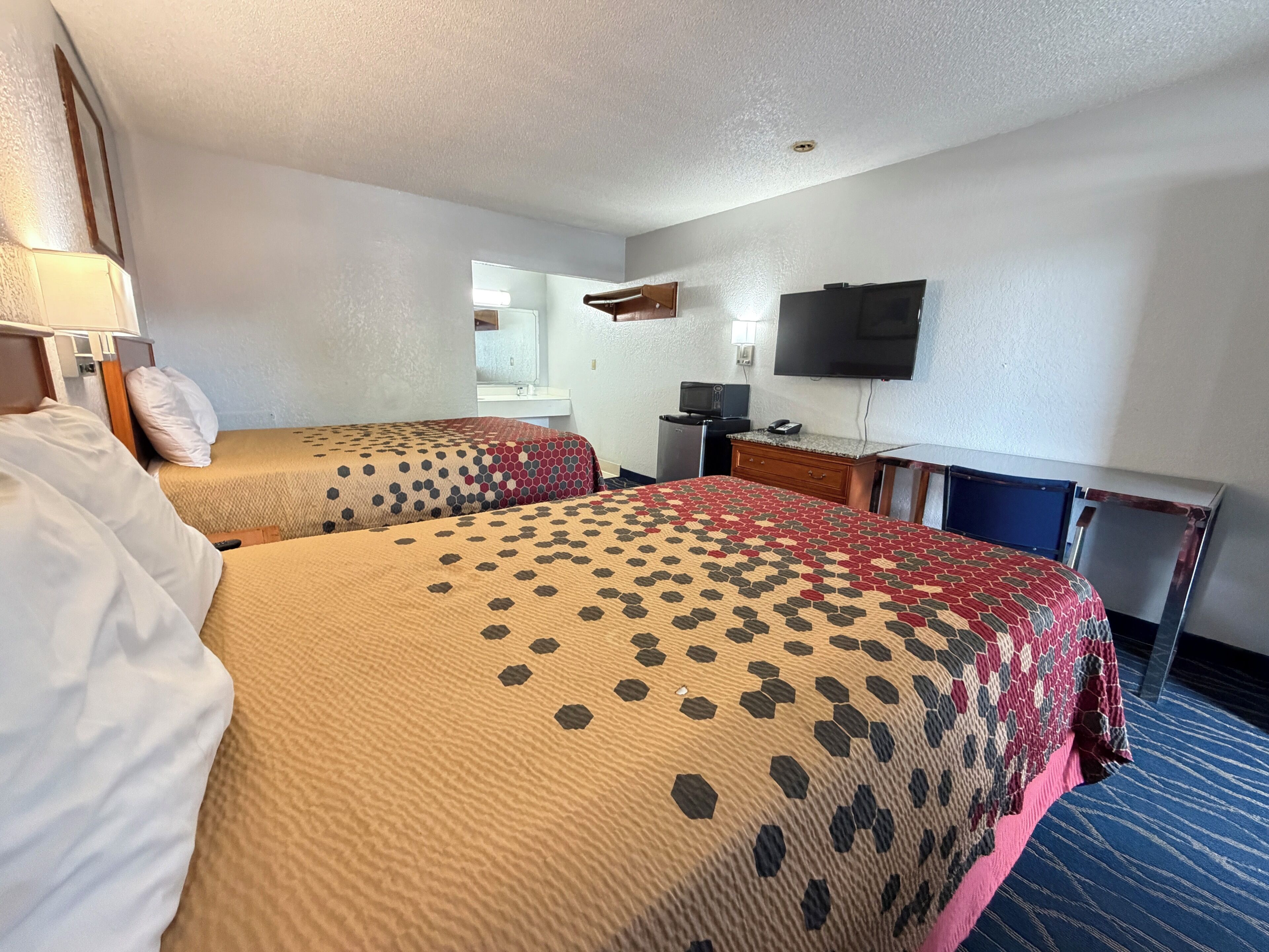 Kahden hengen huone, 2 parisänkyä, pyörätuolille soveltuva suihku, tupakointi kielletty