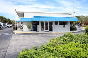 Exterior - Crossroads Inn (Fort Pierce)
