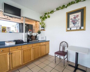 Dining - Crossroads Inn (Fort Pierce)