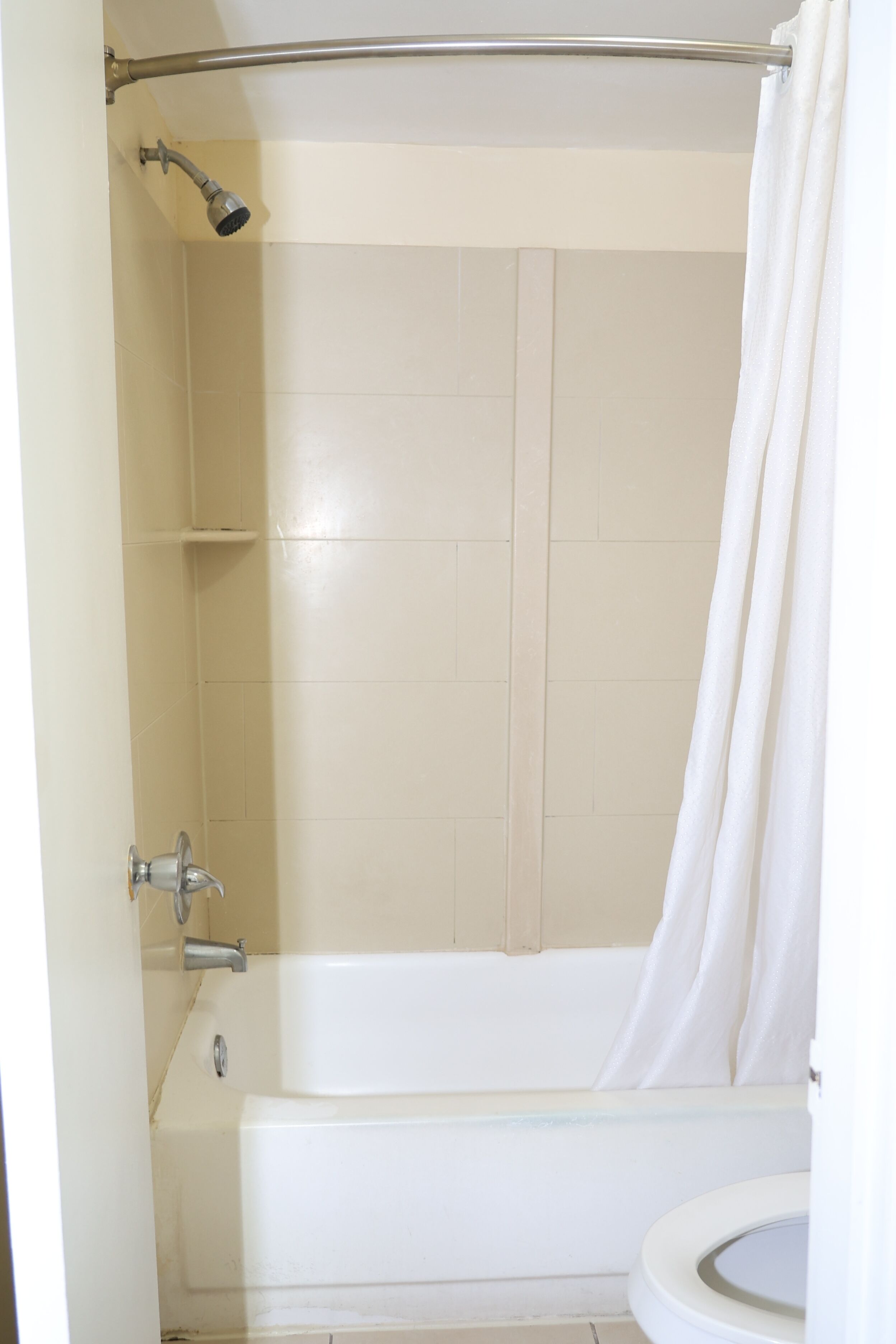 Un baño con bañera, ducha e inodoro.