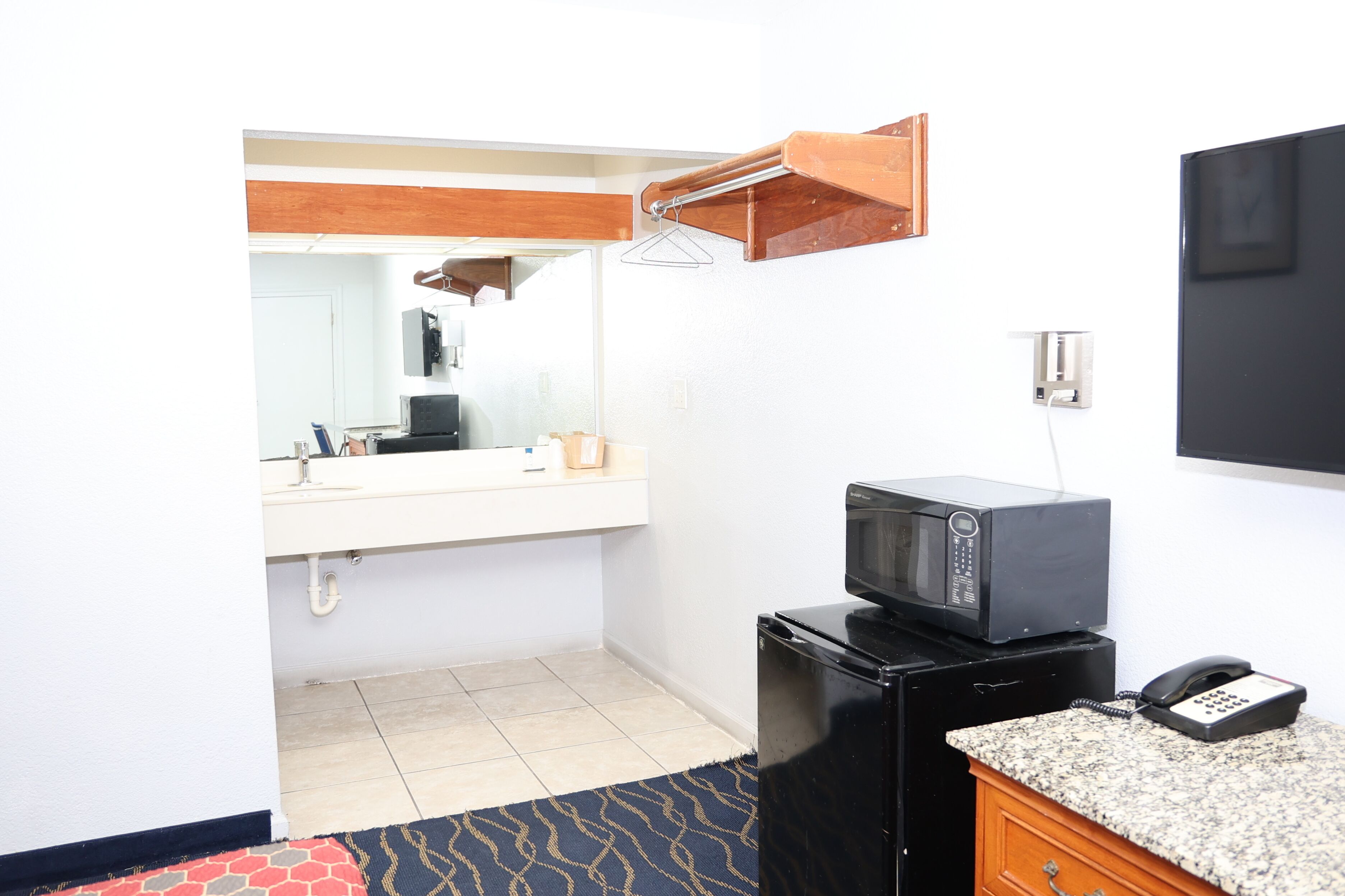 Chambre, 1 très grand lit, baignoire avec barres d’appui, non-fumeurs | Intérieur