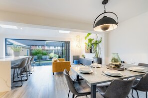 Dining - Comfortable 3 bedroom Home | Chelmsford | Sleeps 5 - Pass the Keys (Chelmsford)