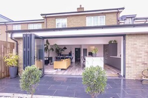 Outdoor dining - Comfortable 3 bedroom Home | Chelmsford | Sleeps 5 - Pass the Keys (Chelmsford)