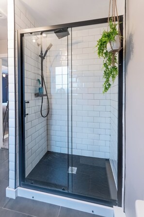 Shower, hair dryer, towels - Comfortable 3 bedroom Home | Chelmsford | Sleeps 5 - Pass the Keys (Chelmsford)