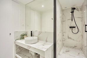 公寓 | 浴室 | 吹风机、毛巾、肥皂、洗发水