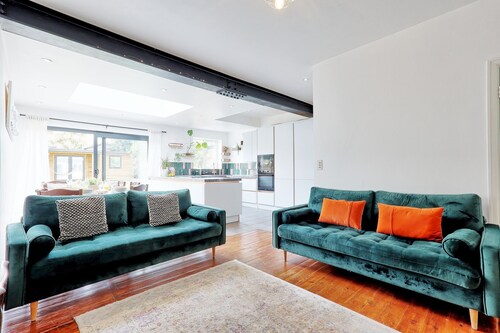 Spacious 4-Bedroom Home Near Station & Seafront - Pass the Keys