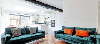 Spacious 4-Bedroom Home Near Station & Seafront - Pass the Keys