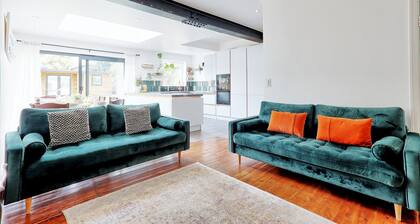 Spacious 4-Bedroom Home Near Station & Seafront - Pass the Keys