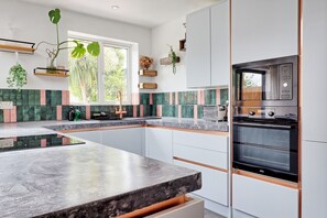 Een koelkast, een microgolfoven, een oven, een vaatwasser