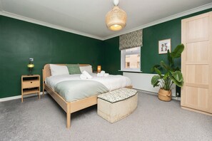 4 bedrooms, iron/ironing board, free WiFi, bed sheets - Fabulous family home, close to city centre - Pass the Keys (Bath)