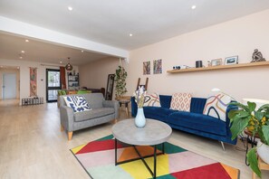 TV - Fabulous family home, close to city centre - Pass the Keys (Bath)