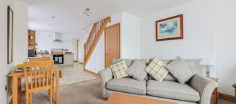 Spacious, Self Contained Annexe with Parking - Pass the Keys