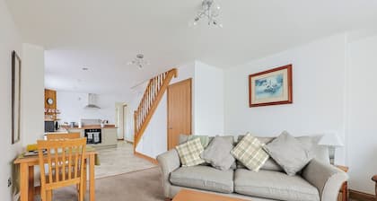 Spacious, Self Contained Annexe with Parking - Pass the Keys