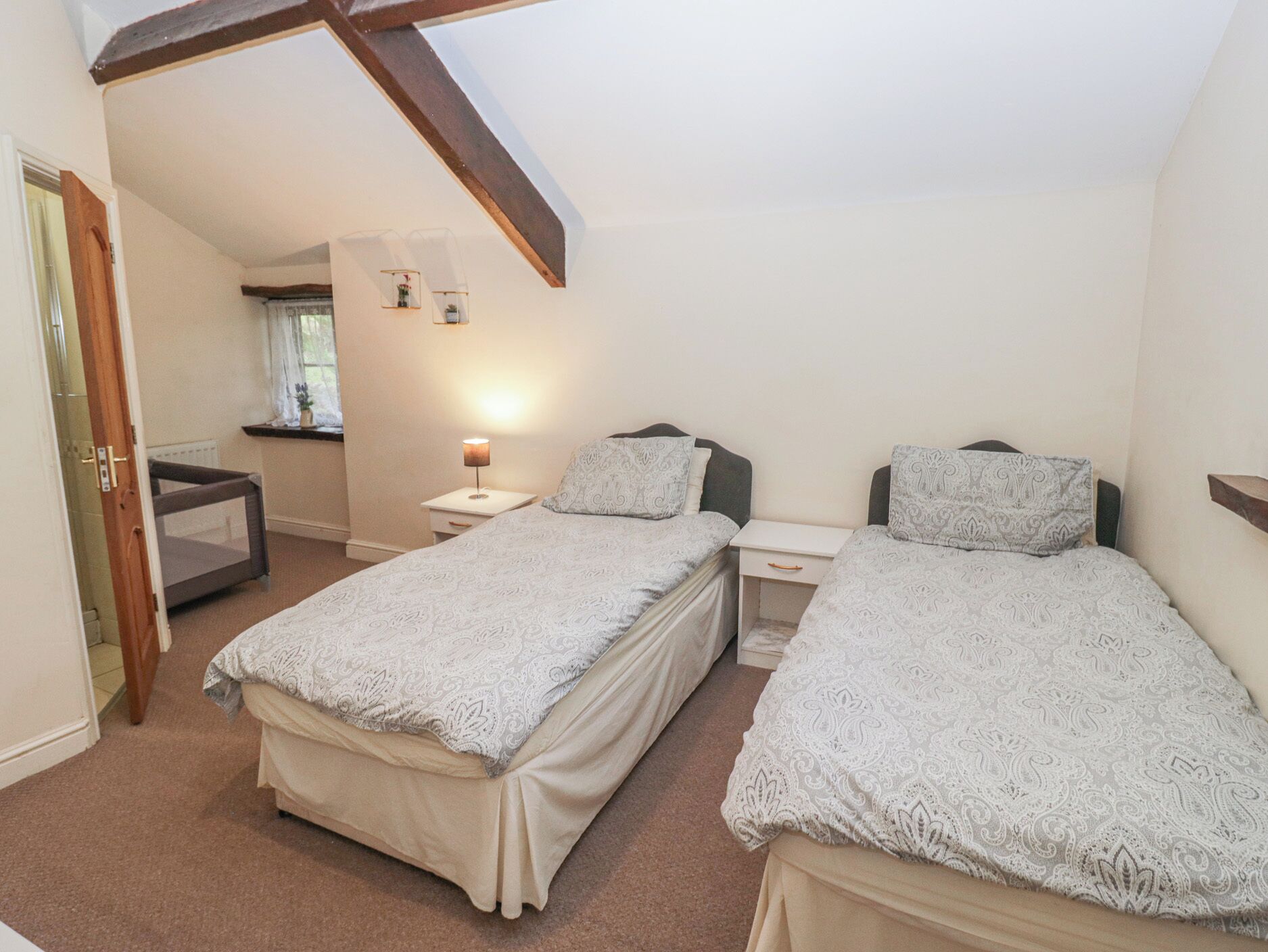 5 bedrooms, individually decorated, individually furnished, free WiFi